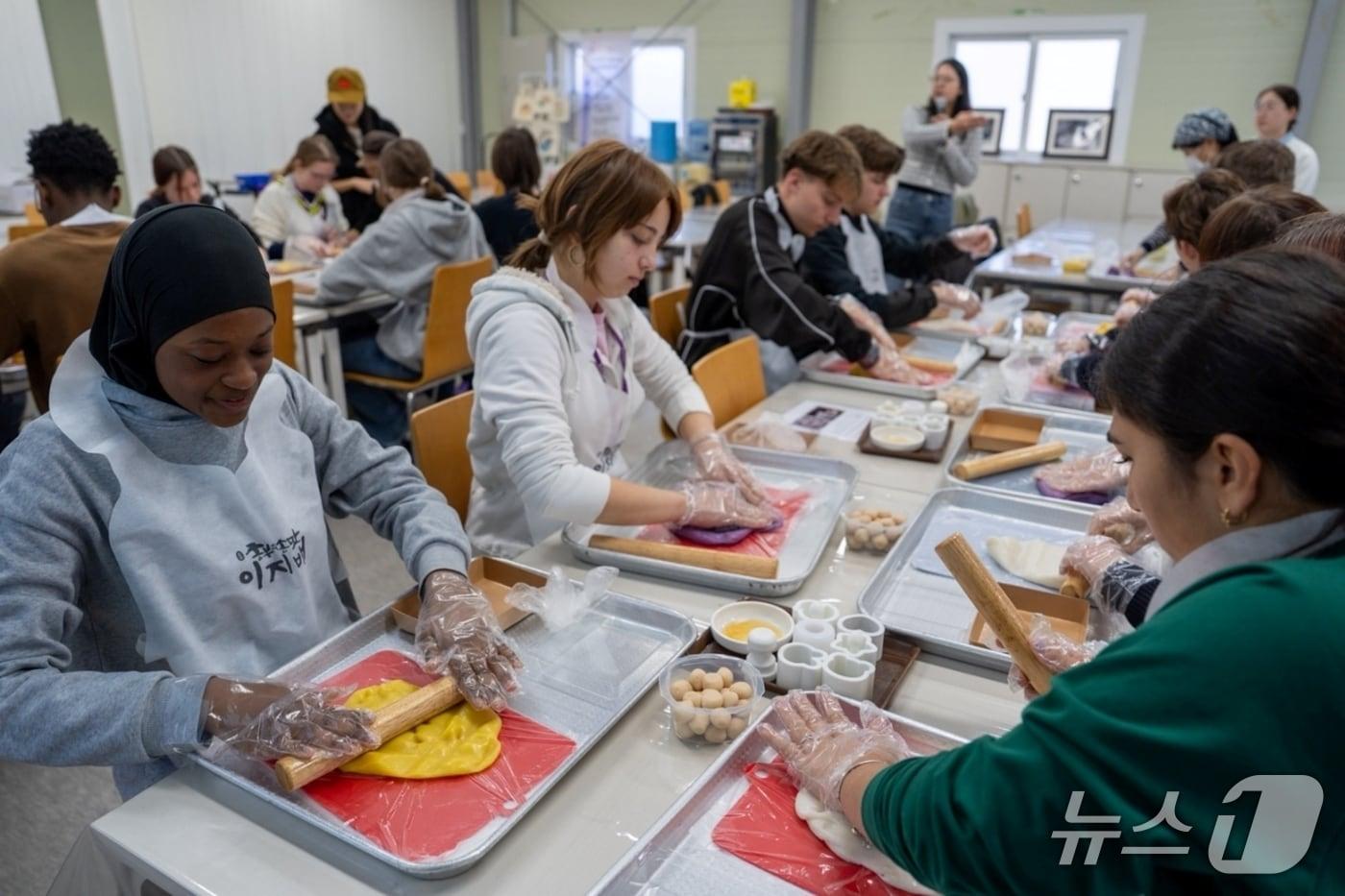 충북 증평군 &#39;장이익어가는마을&#39;이 27일과 28일 말레이시아와 독일 관광객을 대상으로 K-문화 체험 프로그램을 운영했다.&#40;증평군 제공, 재판매 및 DB금지&#41;/뉴스1