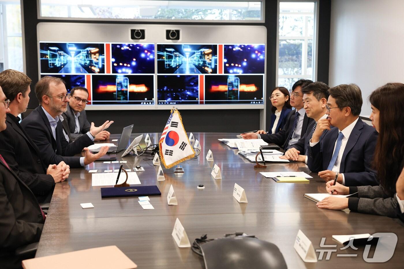 현지시간 27일 오후 미국 보스턴 투자유치 간담회에서 김동연 경기도지사가 환담을 하고 있다.&#40;경기도 제공. 재판매 및 DB금지&#41;