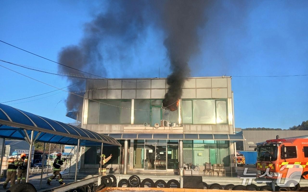 본문 이미지 - 28일 오전 7시 29분쯤 충북 옥천군 군북면 한 자동차 관련 시설에서 불이 났다. &#40;옥천소방서 제공. 재판매 및 DB금지&#41; /뉴스1 