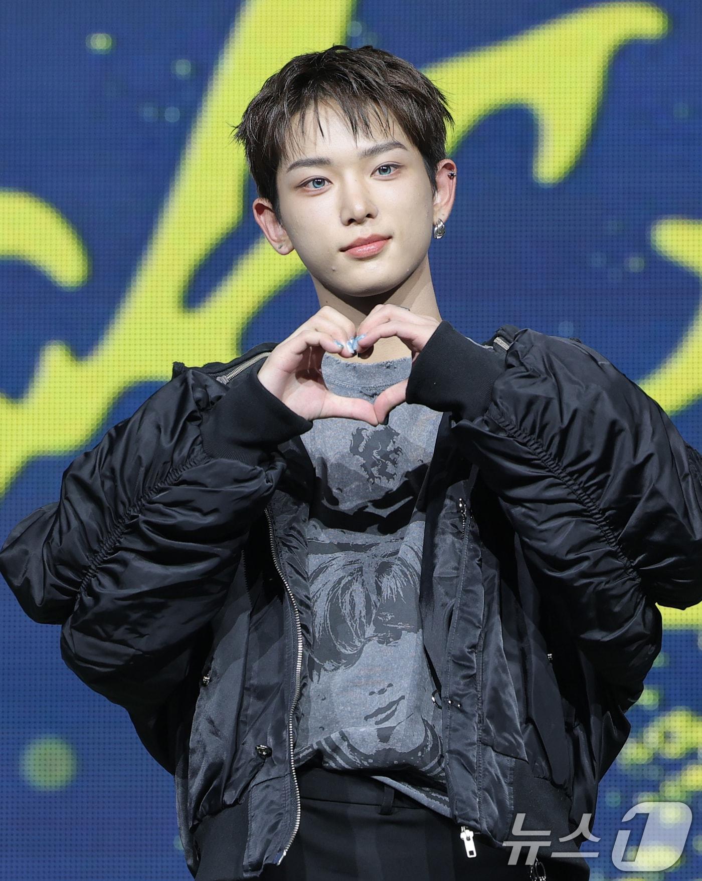 본문 이미지 - 그룹 &TEAM(앤팀) 하루아가 28일 오후 서울 용산구 블루스퀘어에서 가진 한국 데뷔 미니 1집 'Back to Life' 쇼케이스에 참석해 포즈를 취하고 있다. 2025.10.28 / ⓒ 뉴스1 권현진 기자