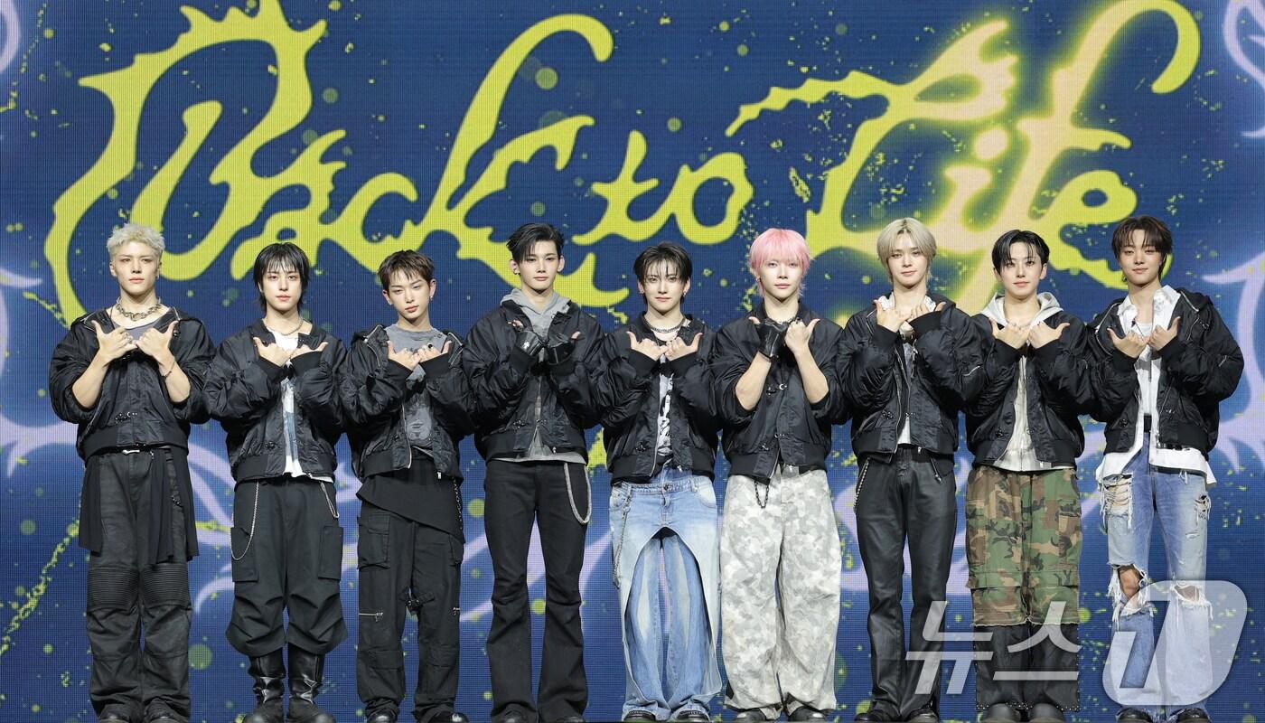 그룹 &TEAM(앤팀) 의주(왼쪽부터)와 후마, 케이, 니콜라스, 유마, 조, 하루아, 타키, 마키가 28일 오후 서울 용산구 블루스퀘어에서 가진 한국 데뷔 미니 1집 'Back to Life' 쇼케이스에 참석해 포즈를 취하고 있다. ⓒ News1 권현진 기자