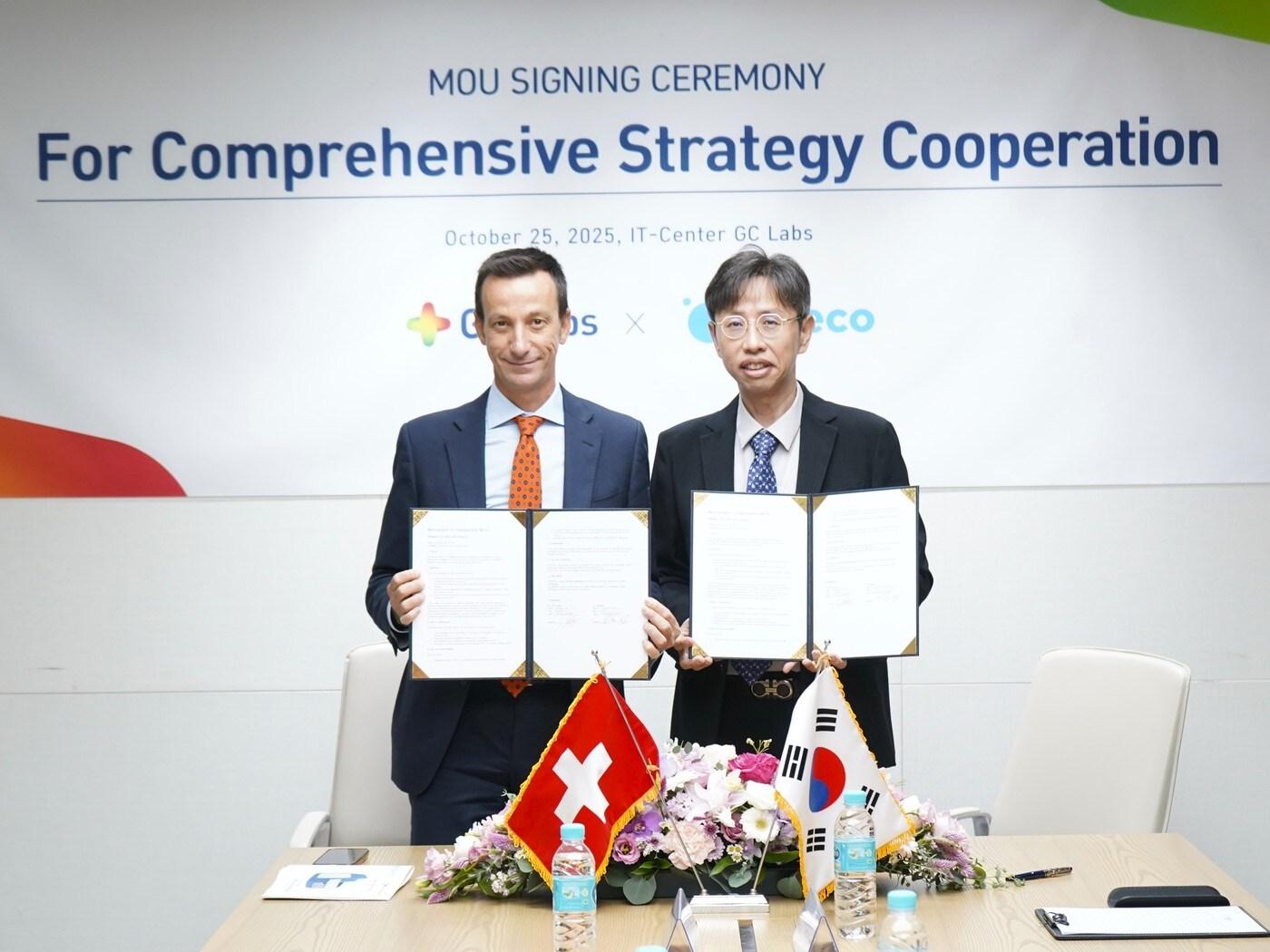 본문 이미지 -  MOU 기념 사진 촬영 중인 리카르도 트리운포(Riccardo Triunfo) 인페코(좌측), 이상곤 GC녹십자의료재단 대표원장(우측). (GC 제공)