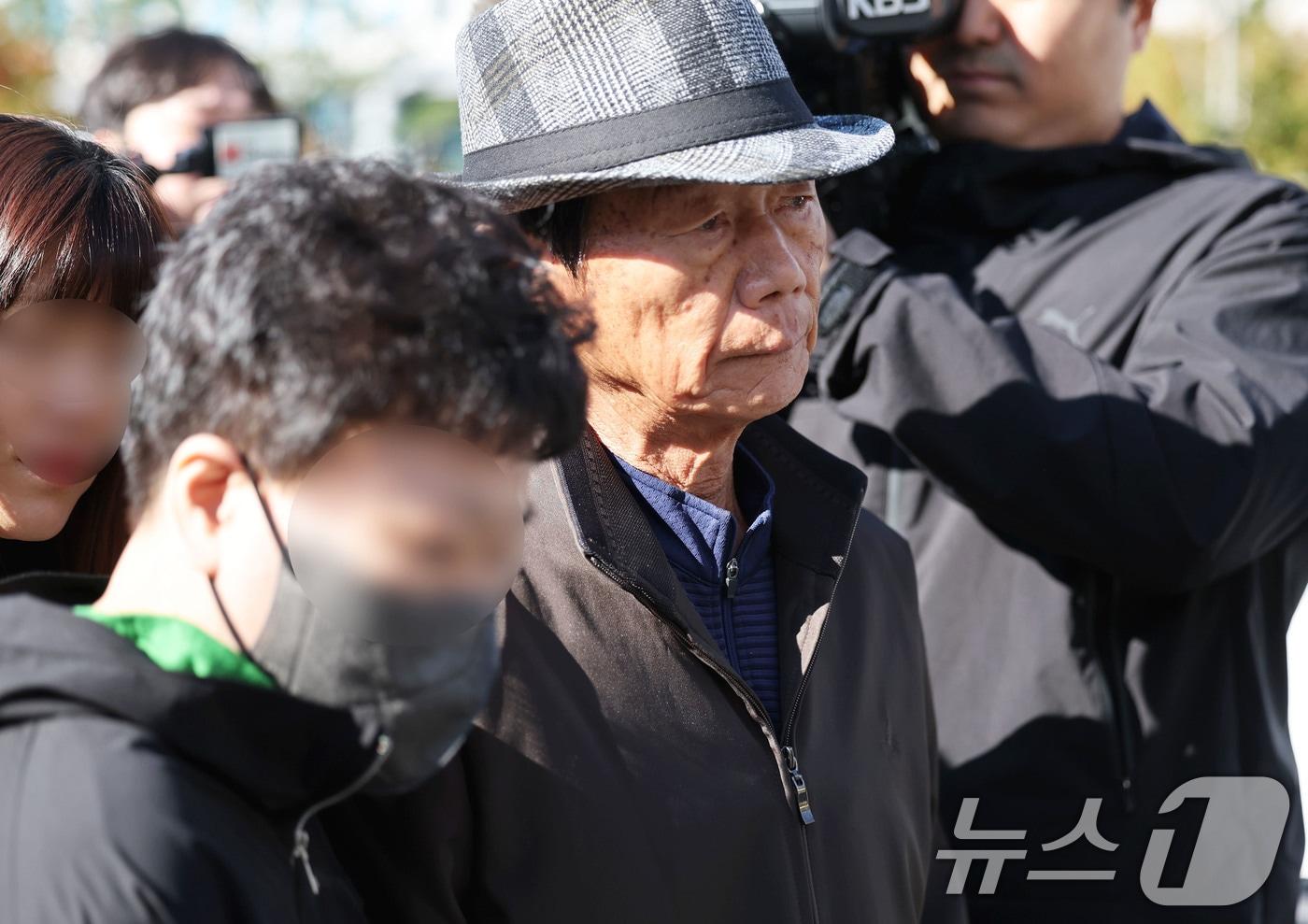 28일 오후 광주고등법원에서 '순천 청산가리 막걸리 살인사건' 재심 피고인 A 씨와 딸 B 씨가 재심 공판을 위해 법정에 출석하고 있다. 2025.10.28/뉴스1 ⓒ News1 박지현 기자