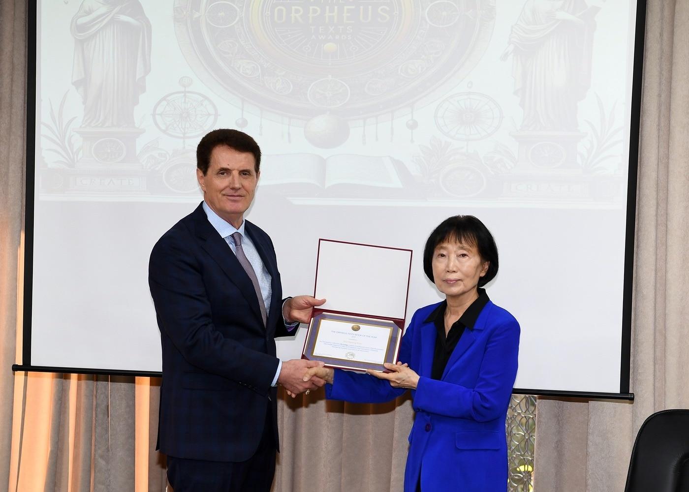 본문 이미지 - 잭 마리나이 심사위원장으로부터 상을 받는 김선향 이사장 &#40;경남대 극동문제연구소 제공&#41;
