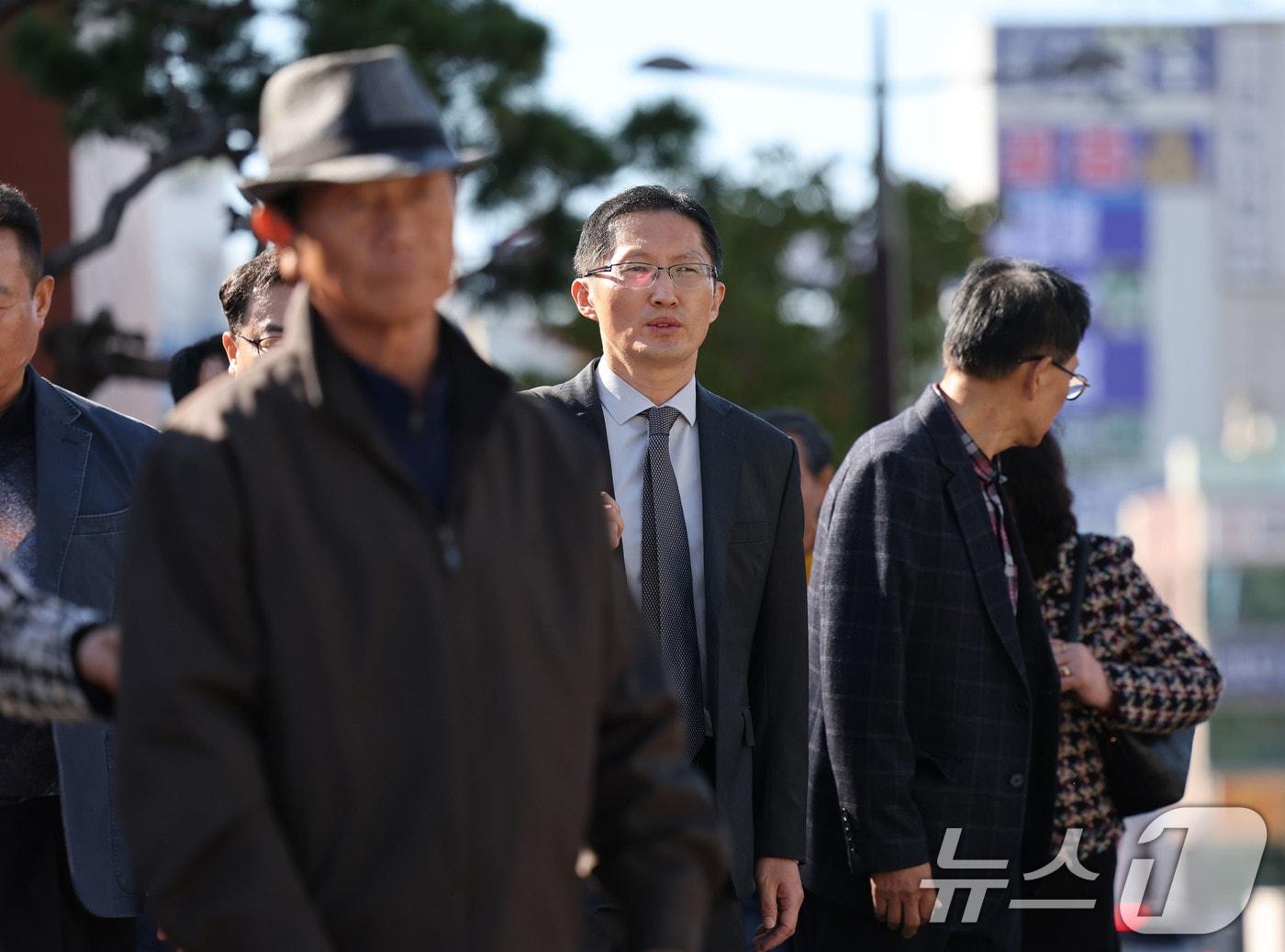 본문 이미지 - 19일 오후 광주고등법원에서 '순천 청산가리 막걸리 살인사건' 재심 선고 공판에 출석하기 위해 박준영 변호사와 피고인 A 씨 등이 법정으로 향하고 있다. ⓒ News1 박지현 기자