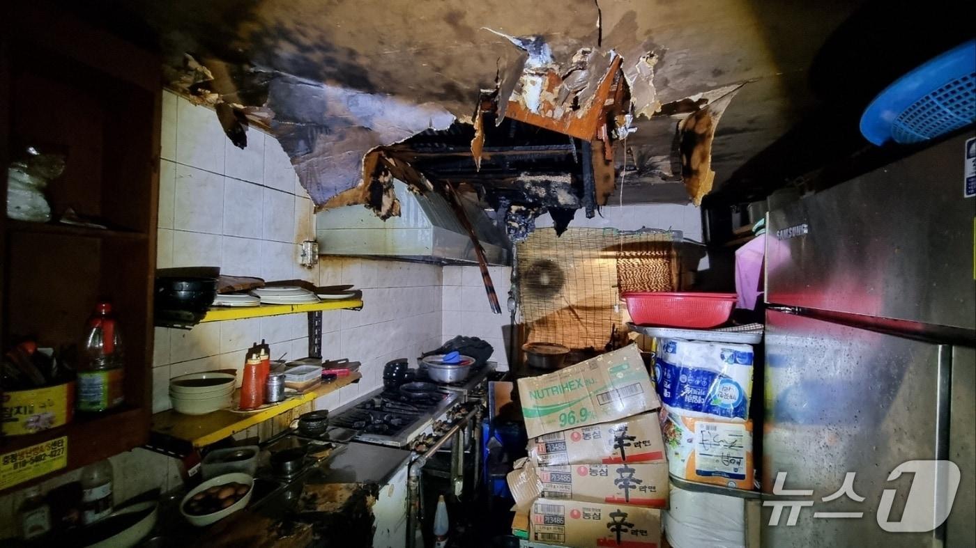 28일 오후 1시18분께 대전 대덕구 중리전통시장 인근 식당에서 불이 나 약 31분 만에 꺼졌다.(대전소방본부 제공) /뉴스1