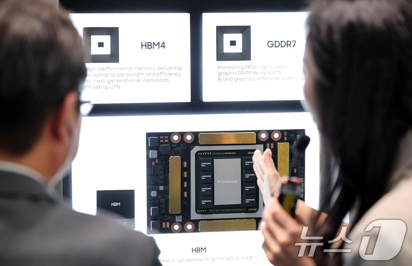 28일 경북 경주 엑스포공원 에어돔에서 열린 APEC CEO 서밋 부대행사인 &#39;K-테크 쇼케이스&#39; 삼성전자 부스에서 참석자가 HBM4를 둘러보고 있다. ‘K테크 쇼케이스’는 아시아태평양경제협력체&#40;APEC&#41; 정상회의에 맞춰 마련된 특별 전시로, 삼성전자·LG전자·현대자동차·SK 등 한국 대표 기업들이 참가해 기술력과 혁신 제품을 선보였다. 2025.10.28/뉴스1 ⓒ News1 박지혜 기자