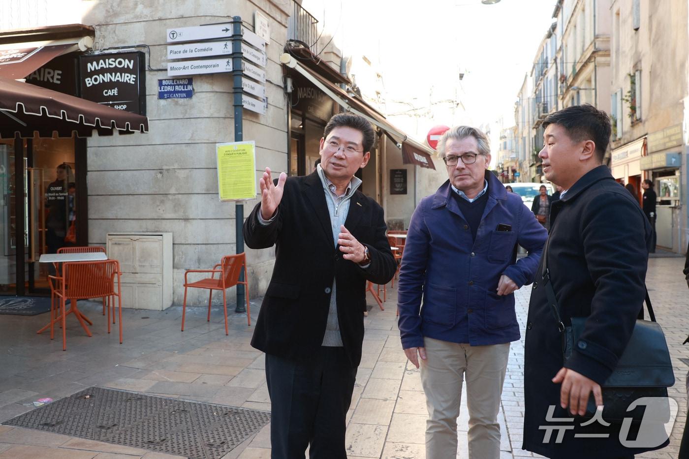 이상일 시장이 27일&#40;현지시간&#41; 프랑스 몽펠리에시 니콜라 루비외 국장과 도시 중심지를 둘러보고 있다.&#40;용인시 제공&#41;