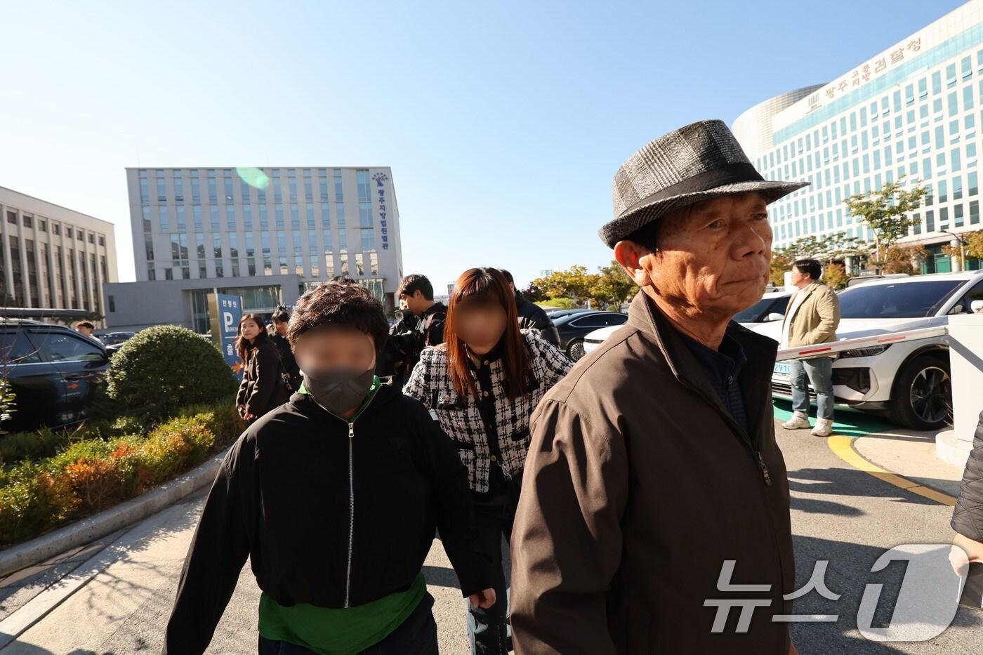 28일 오후 광주고등법원에서 '순천 청산가리 막걸리 살인사건' 재심 피고인 A 씨와 딸 B 씨가 재심 공판을 위해 법정에 출석하고 있다. 2025.10.28/뉴스1 ⓒ News1 박지현 기자