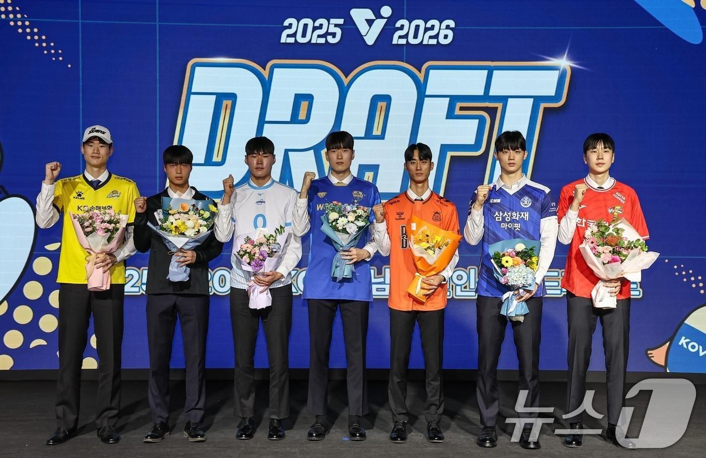 지난 27일 서울 강서구 메이필드호텔에서 열린 2025-2026 KOVO 남자 신인선수 드래프트에서 1라운드에 지명된 선수들이 기념촬영을 하고 있다. 오른쪽부터 한국전력 방강호, 삼성화재 이우진, OK저축은행 박인우, 우리카드 손유민, 대한항공 이준호, 현대캐피탈 장아성, KB손해보험 임동균. 2025.10.27/뉴스1 ⓒ News1 김도우 기자 