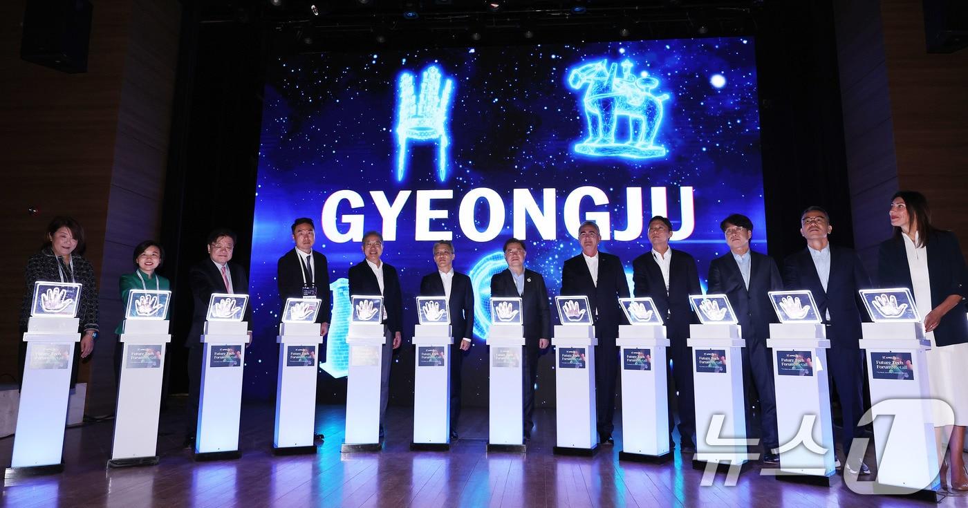 박일준 대한상공회의소 부회장이 28일 경북 경주예술의전당 원화홀에서 열린 APEC CEO 서밋 유통 퓨처테크포럼에서 참석자들과 함께 유통산업의 발전을 위한 글로벌 기업인(전문가) 선언을 하고 있다. 왼쪽부터 카와카미 토모코 와세다 교수, 공샹잉 징둥닷컴 부사장, 박경도 한국유통학회 회장, 정지영 현대백화점 대표, 정준호 롯데백화점 대표, 오승철 산업통상부 산업기반실장, 박일준 대한상공회의소 부회장, 르노 드 바르부아 GS1 CEO, 허서홍 GS리테일 대표, 전경수 CPLB 대표, 김호민 아마존 AP부문장, 바네사 마티스센 딜로이트 AP 리더. 2025.10.28/뉴스1 ⓒ News1 박지혜 기자