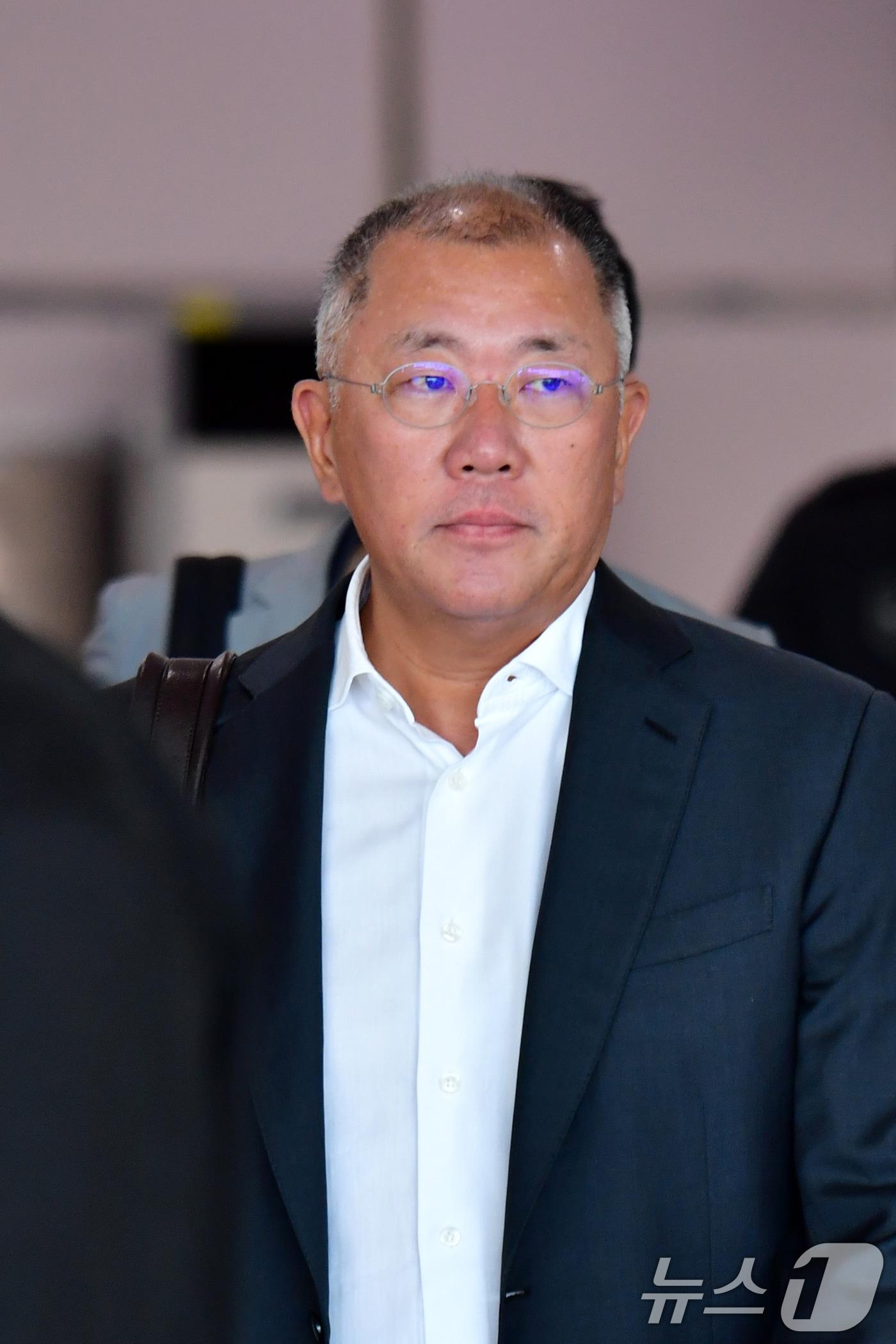 본문 이미지 - 정의선 현대자동차 그룹 회장이 28일 사우디아라비아 일정을 마친 후 경북 경주에서 열리는 APEC 회의에 참석하기 위해 포항경주공항으로 입국했다. 2025.10.28/뉴스1 ⓒ News1 최창호 기자