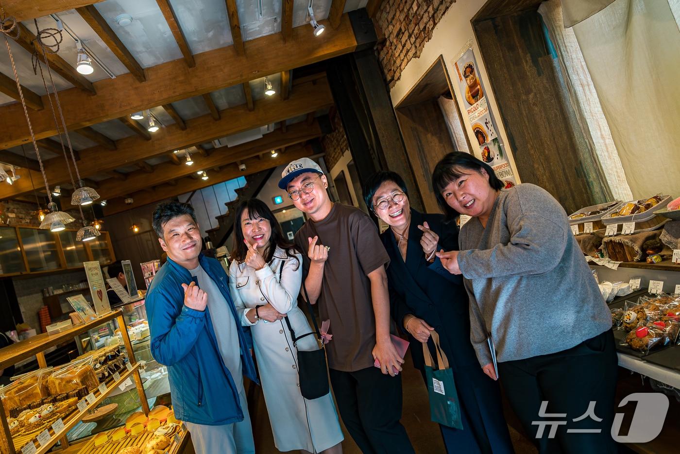  &#39;충주맨&#39; 김선태 충주시 뉴미디어팀장&#40;가운데&#41;이 충주 로컬브랜딩 행사장을 찾아 관람객과 소통하고 있다.&#40;독자 제공. 재판매 및 DB금지&#41;/뉴스1