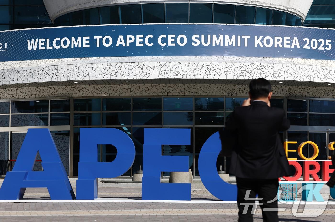 2025 경주 아시아태평양경제협력체(APEC) CEO 서밋 개막일인 28일 CEO 서밋이 열리는 경북 경주예술의전당 앞에서 참가 기업인들이 사진을 찍고 있다. 2025.10.28/뉴스1 ⓒ News1 김민지 기자
