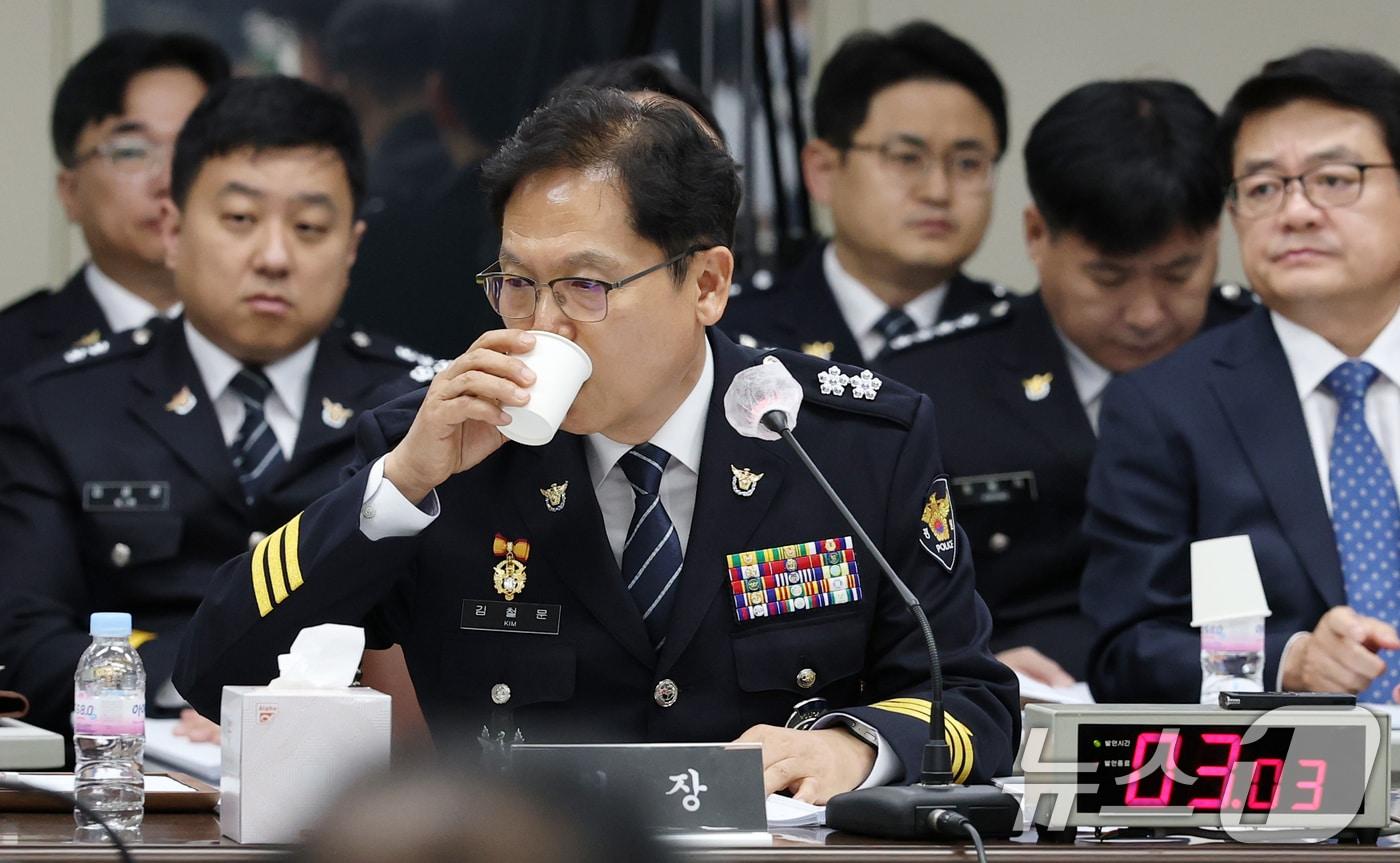 김철문 전북경찰청장이 28일 전북 전주시 전북경찰청실에서 열린 국회 행정안전위원회 국정감사에서 목을 축이고 있다. 2025.10.28/뉴스1 ⓒ News1 유경석 기자