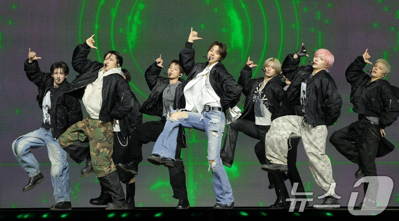 그룹 &TEAM&#40;앤팀&#41;이 28일 오후 서울 용산구 블루스퀘어에서 가진 한국 데뷔 미니 1집 &#39;Back to Life&#39; 쇼케이스에 참석해 타이틀 곡 &#39;루나틱&#39;을 선보이고 있다. 2025.10.28/뉴스1 ⓒ News1 권현진 기자