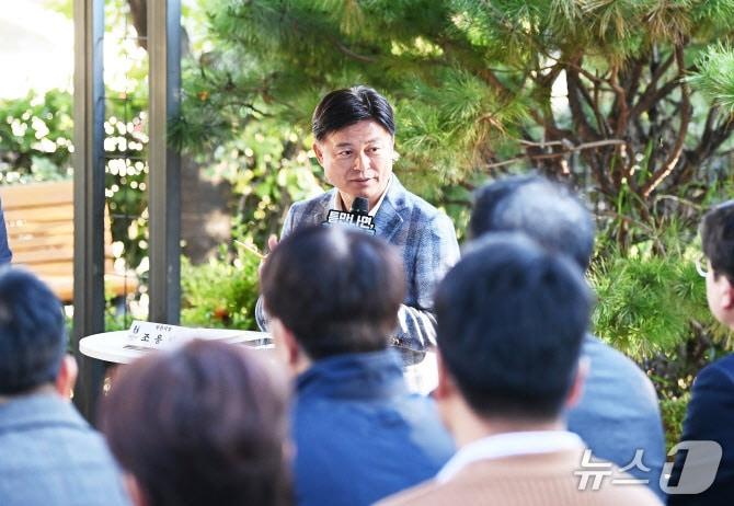 본문 이미지 - 조용익 부천시장이 지난 27일 오정구 삼정동 고라개공원에서 주민 등과 간담회를 하고 있다. (부천시 제공.재판매 및 DB금지)