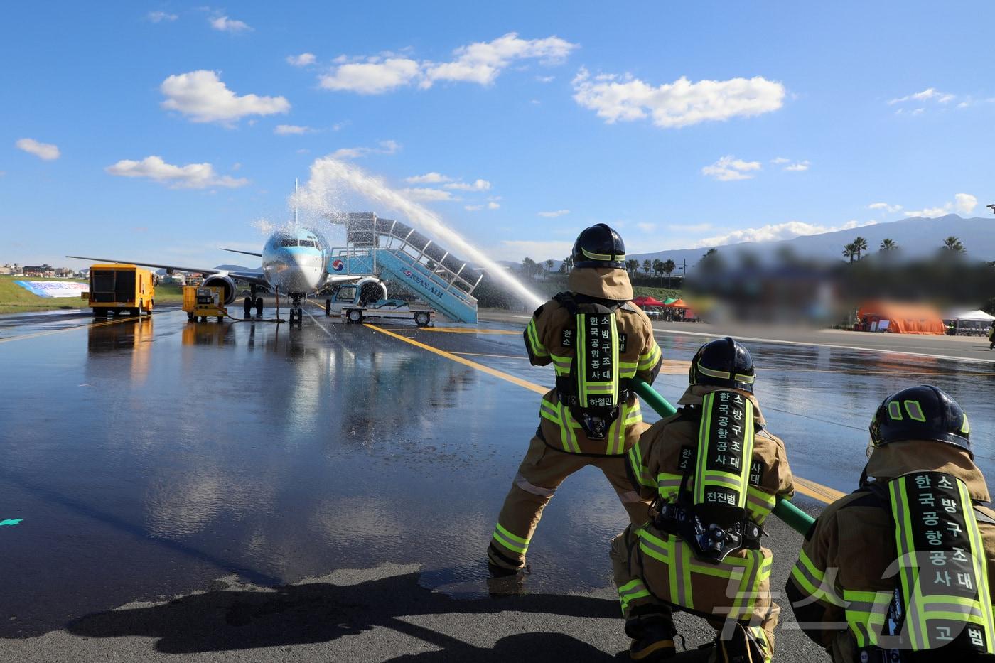 28일 오후 제주국제공항 화물터미널 계류장에서 열린 &#39;2025년 항공기 사고 수습 및 대테러 종합훈련&#39;에서 비행기 화재를 진압하고 있다. 2025.10.28/뉴스1 ⓒ News1 홍수영 기자