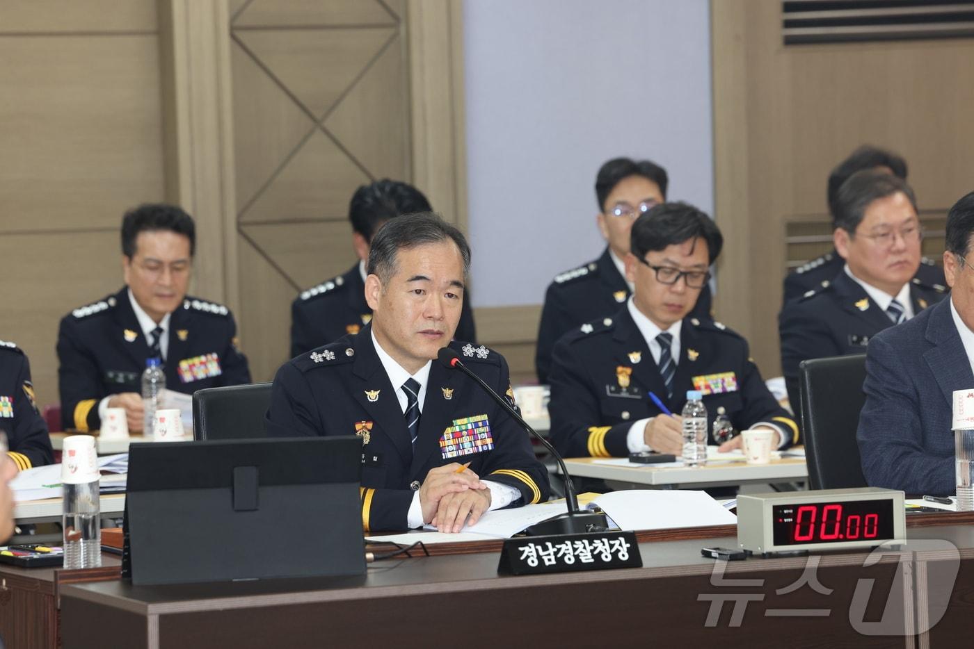 김종철 경남경찰청장이 28일 경남 창원시 경남경찰청에서 열린 국회 행정안전위원회의 경남경찰청에 대한 국정감사에서 의원 질의에 답하고 있다. ⓒ News1 강정태 기자