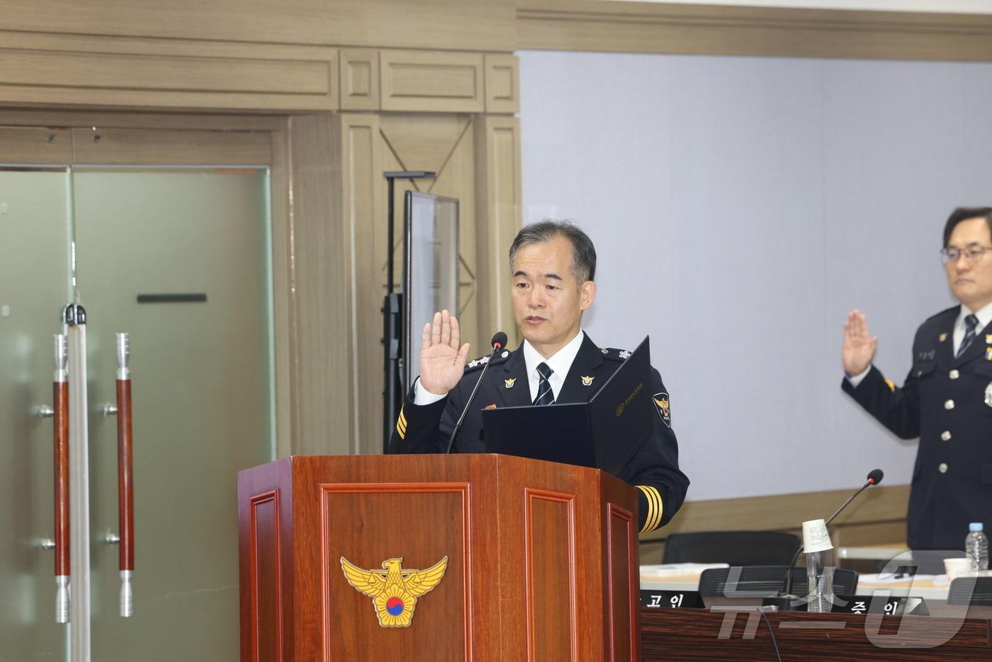 본문 이미지 - 김종철 경남경찰청장이 지난해 10월 28일 경남 창원시 경남경찰청에서 열린 국회 행정안전위원회의 경남경찰청에 대한 국정감사에서 증인 선서를 하고 있다.ⓒ 뉴스1 강정태 기자