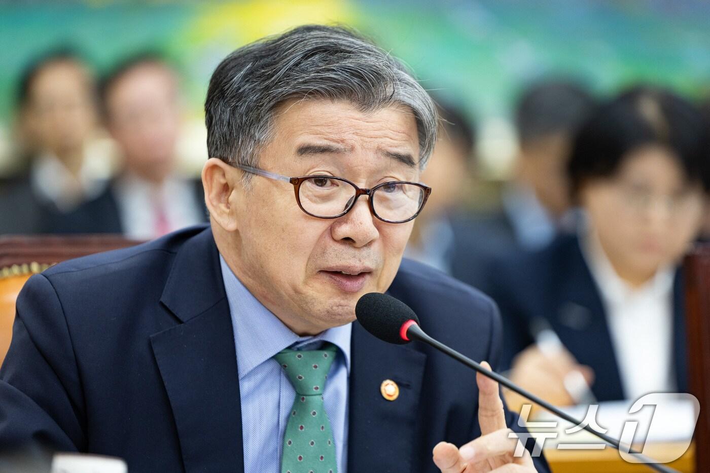 유철환 국민권익위원장이 지난달 28일 서울 여의도 국회에서 열린 정무위원회의 국가보훈부 등에 대한 국정감사에서 의원 질의에 답하고 있다. 2025.10.28/뉴스1 ⓒ News1 유승관 기자