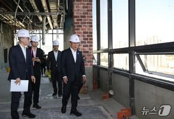 본문 이미지 - 김민석 국무총리가 지난달 28일 오후 부산 동구 해양수산부 임시청사인 IM빌딩을 방문해 공사 현장을 점검하고 있다. 2025.10.28/뉴스1 ⓒ News1 윤일지 기자