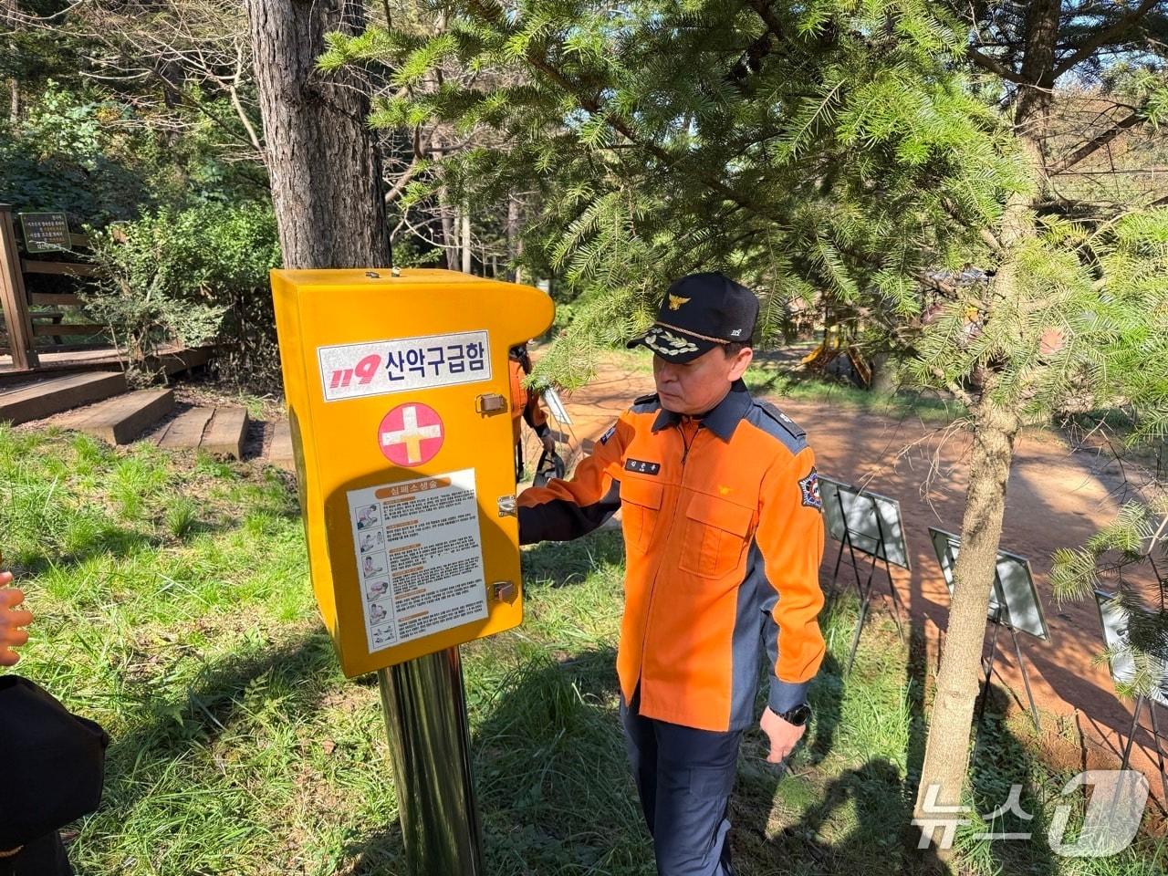본문 이미지 - 대전 계족산 등산로 119산악구급함 점검(대전소방본부 제공) /뉴스1