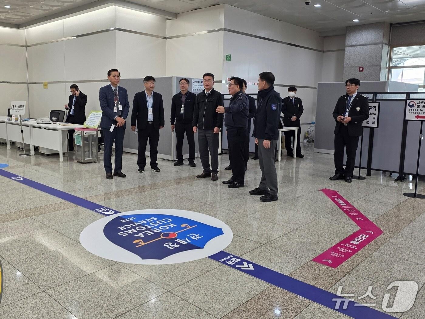 본문 이미지 - 이종욱 관세청 차장&#40;왼쪽 네 번째&#41;이 27일 포항 경주공항을 방문하여 2025 APEC 정상회의의 성공적 개최를 위한 최종 준비 상황을 점검하고 있다. &#40;관세청 제공.재판매 및 DB금지&#41;/뉴스1