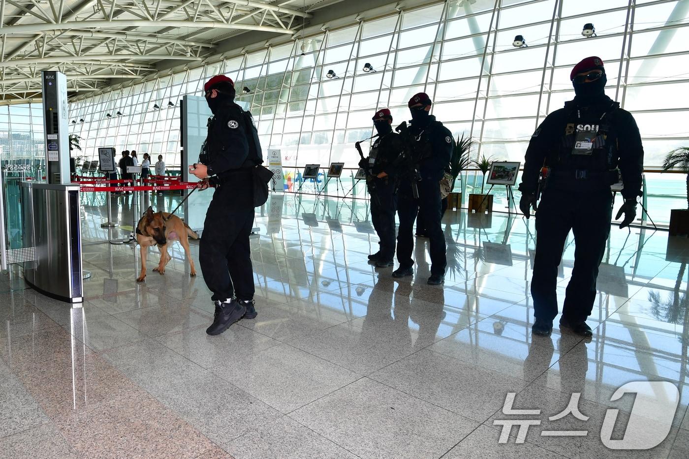 본문 이미지 - 경찰특공대가 28일 경북 포항경주공항에서 탐지견을 투입, 의전실에 대한 검측을 마친 후 주변 경비를 강화하고 있다. 사진은 기사 내용과 직접적인 관련이 없음.  2025.10.28 ⓒ 뉴스1 최창호 기자