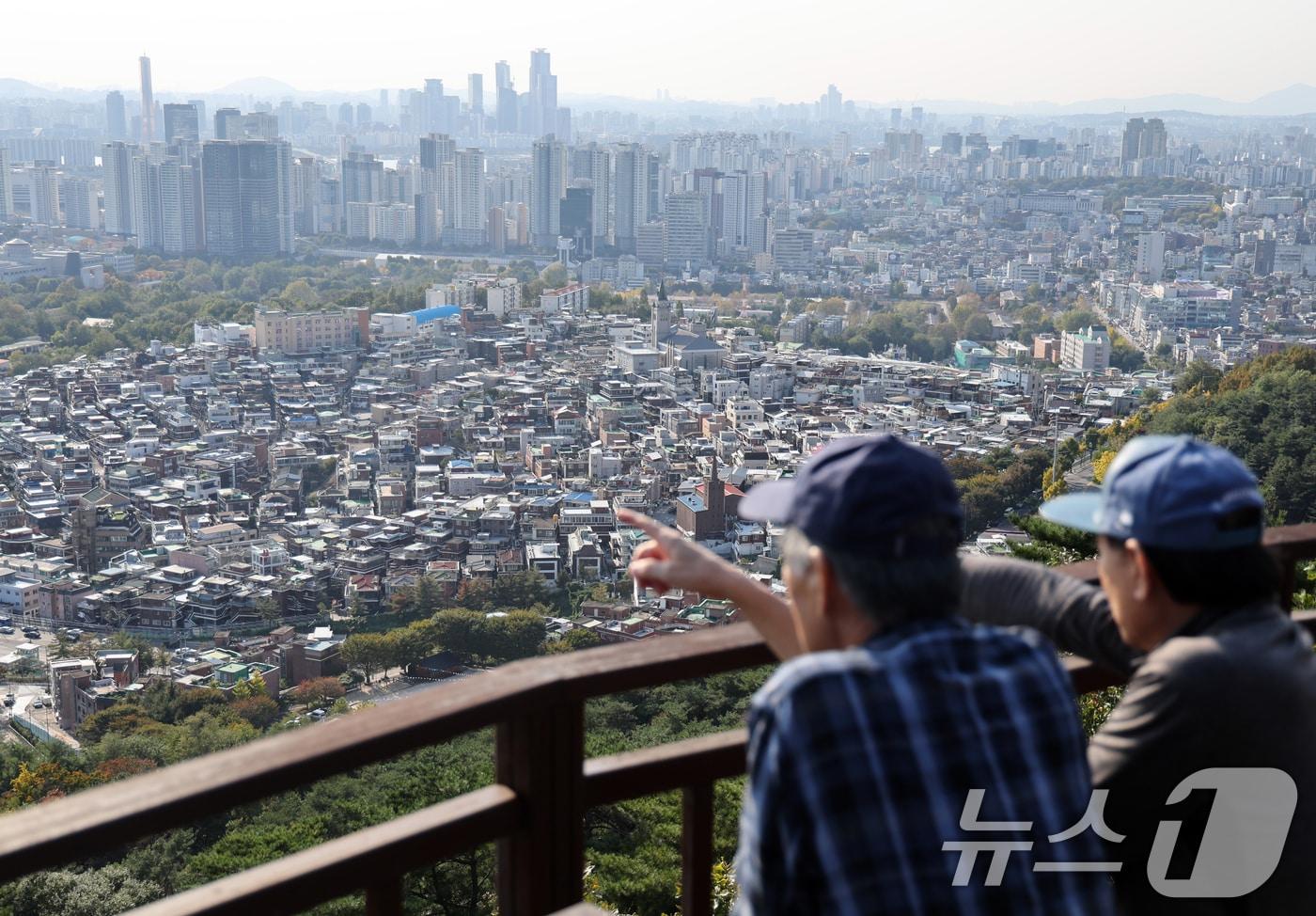  사진은 이날 서울 남산에서 바라본 아파트 및 주택 단지. 2025.10.28/뉴스1 ⓒ News1 황기선 기자