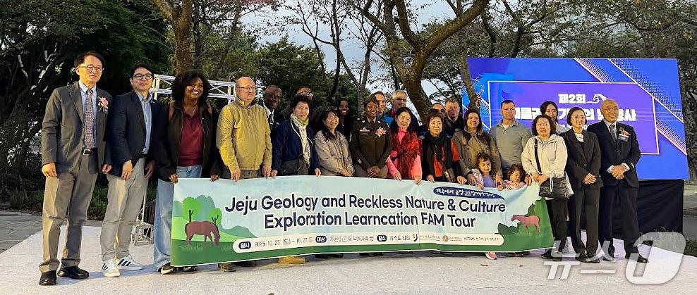 본문 이미지 - '제2회 레클리스 기념의 날' 행사에 참여한 주한미군들과 그 가족들.(제주관광공사 제공, 재판매 및 DB 금지)