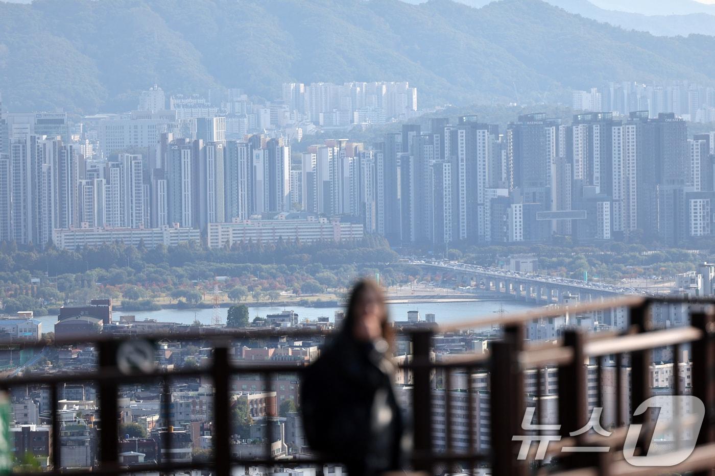 서울 남산에서 바라본 아파트 및 주택 단지. 2025.10.28/뉴스1 ⓒ News1 황기선 기자