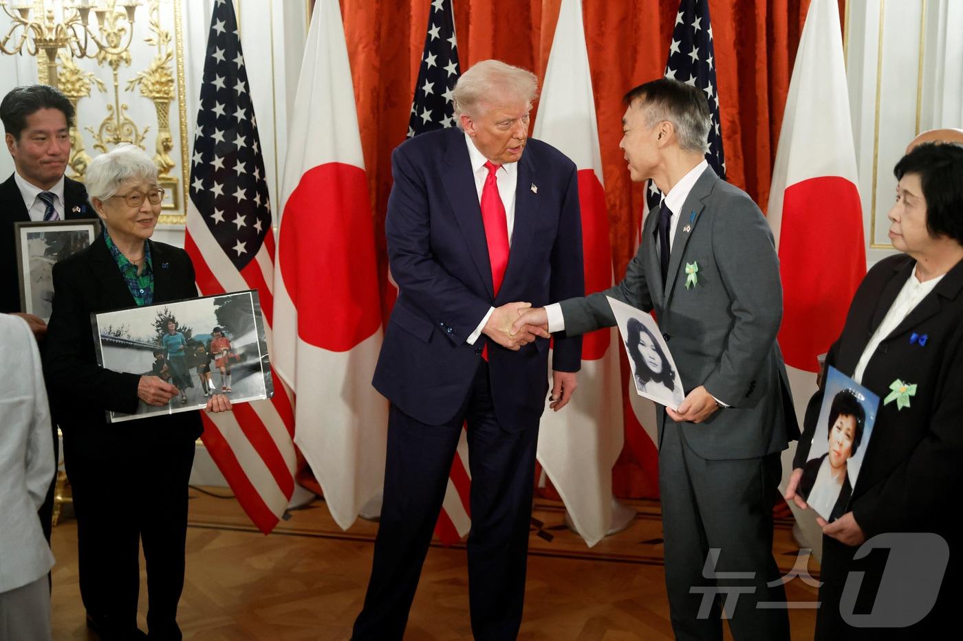 지난달 28일 일본을 방문한 도널드 트럼프 미국 대통령이 도쿄 아카사카 영빈관에서 북한에 의해 납치된 일본인 피해자 가족들과 면담했다. 2025. 10. 28. ⓒ 로이터=뉴스1 ⓒ News1 양은하 기자