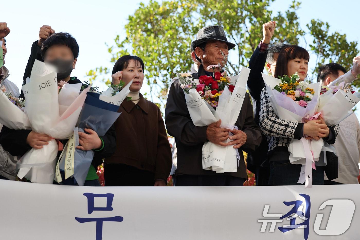 28일 오후 광주고등법원에서 가족과 마을 주민을 살해한 혐의에 대해 재심 재판을 받은 &#39;순천 청산가리 막걸리 살인사건&#39;의 부녀가 16년 만에 &#39;무죄&#39;를 선고받은 후 발언하고 있다. 2025.10.28/뉴스1 ⓒ News1 박지현 기자