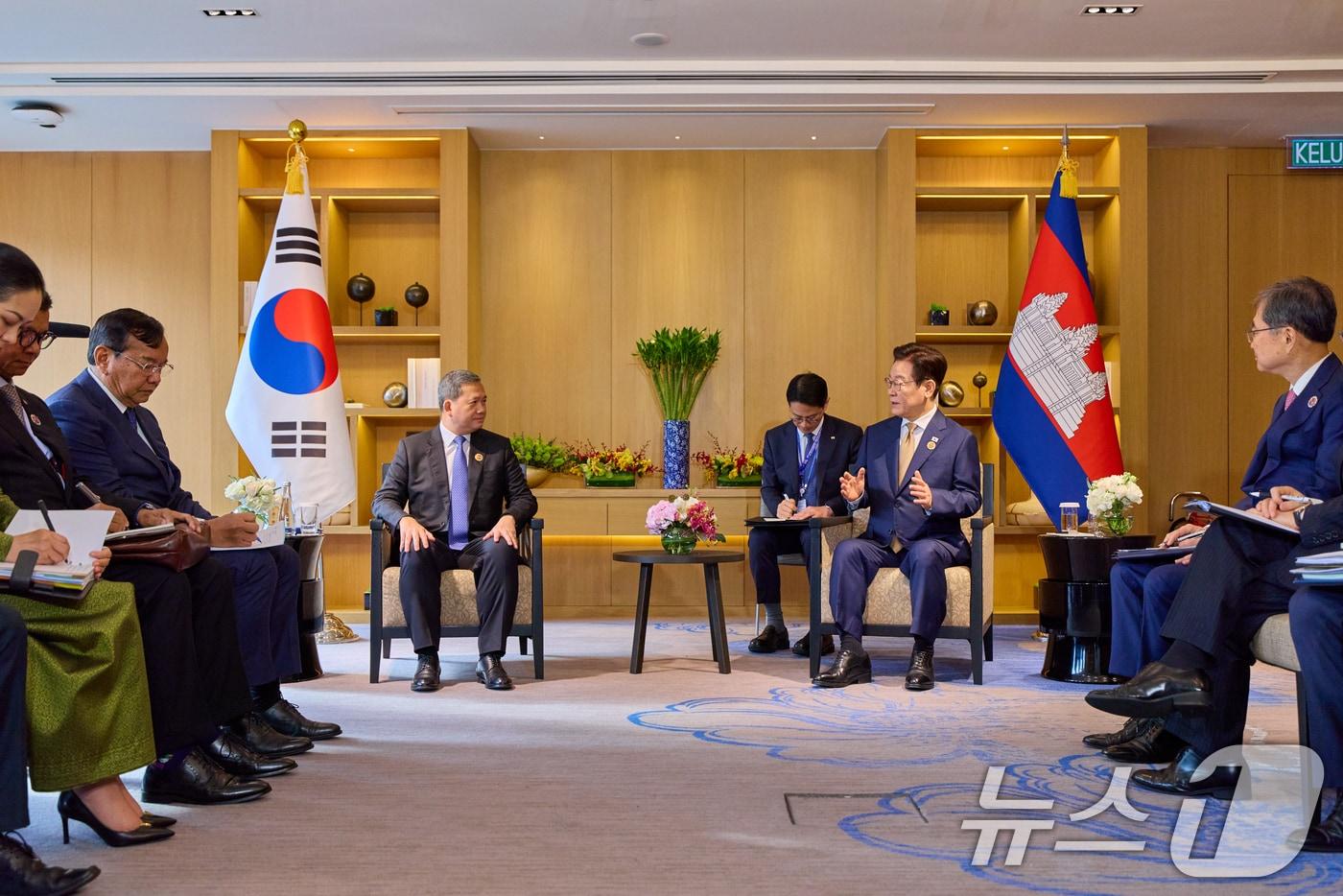 이재명 대통령과 훈 마네트 캄보디아 총리가 지난달 27일&#40;현지 시간&#41; 말레이시아 쿠알라룸푸르 한 호텔에서 정상회담에 한-캄보디아 정상회담을 하고 있다. &#40;이재명 대통령 SNS. 재판매 및 DB 금지&#41; 2025.10.28/뉴스1 ⓒ News1 허경 기자