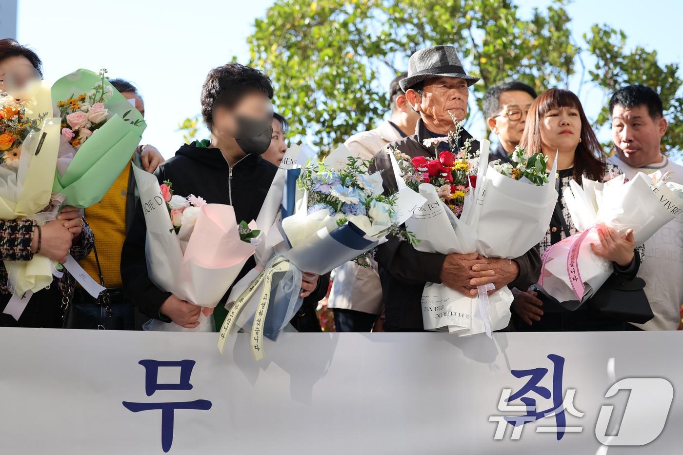 28일 오후 광주고등법원에서 가족과 마을 주민을 살해한 혐의에 대해 재심 재판을 받은 &#39;순천 청산가리 막걸리 살인사건&#39;의 부녀가 16년 만에 &#39;무죄&#39;를 선고받은 후 발언하고 있다. 2025.10.28/뉴스1 ⓒ News1 박지현 기자