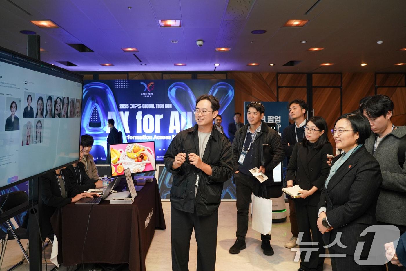 한성숙 중소벤처기업부 장관이 지난달 28일 서울 광진구 워커힐호텔에서 열린 '글로벌 초격차 테크 컨퍼런스 개막식'에서 스타트업 기술 체험존을 둘러보고 있다. 사진은 기사 내용과 무관하다.(중소벤처기업부 제공. 재판매 및 DB 금지) 2025.10.28/뉴스1