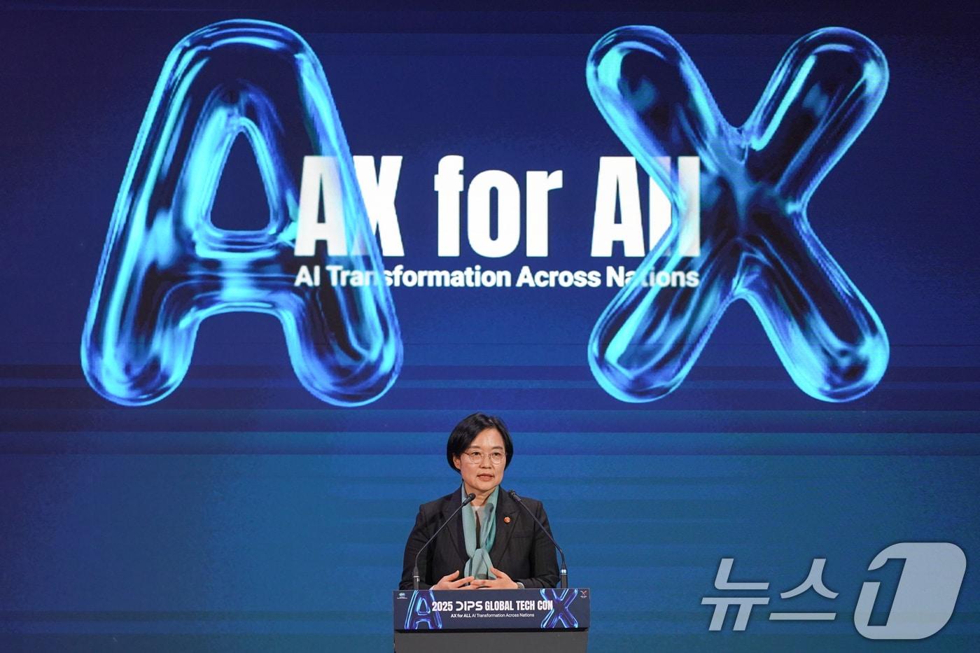 한성숙 중소벤처기업부 장관이 28일 서울 광진구 워커힐호텔에서 열린 '글로벌 초격차 테크 컨퍼런스 개막식'에서 축사를 하고 있다. (중소벤처기업부 제공. 재판매 및 DB 금지) 2025.10.28/뉴스1