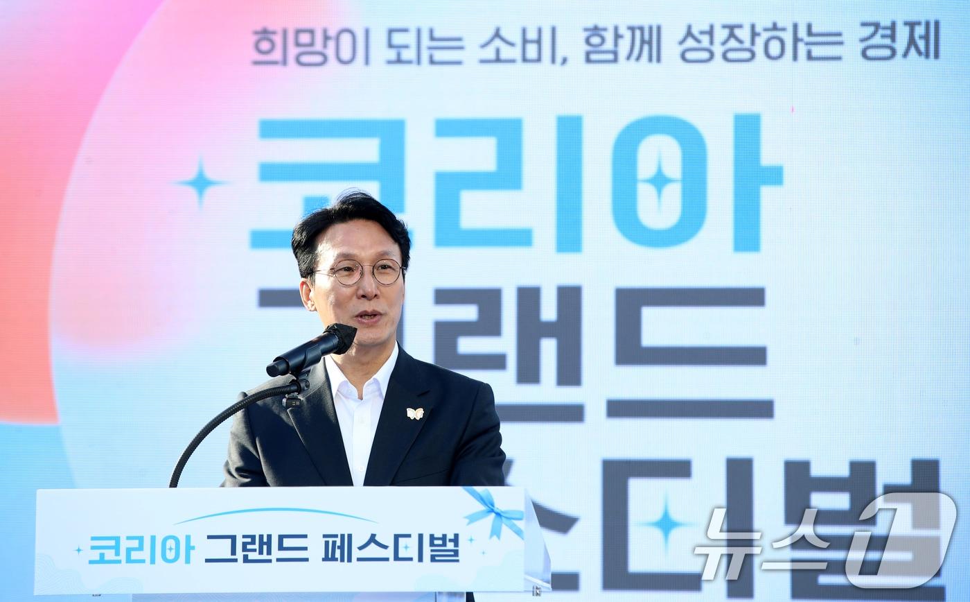 김민석 국무총리가 28일 오후 부산 중구 광복로 분수광장에서 열린 코리아 그랜드 페스티벌에서 축사를 하고 있다. 2025.10.28/뉴스1 ⓒ News1 윤일지 기자