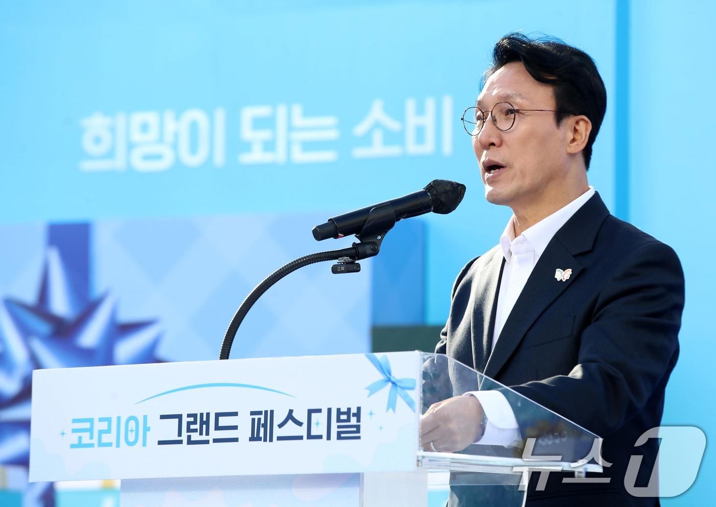 김민석 국무총리가 28일 오후 부산 중구 광복로 분수광장에서 열린 코리아 그랜드 페스티벌에서 축사를 하고 있다. 2025.10.28/뉴스1 ⓒ News1 윤일지 기자