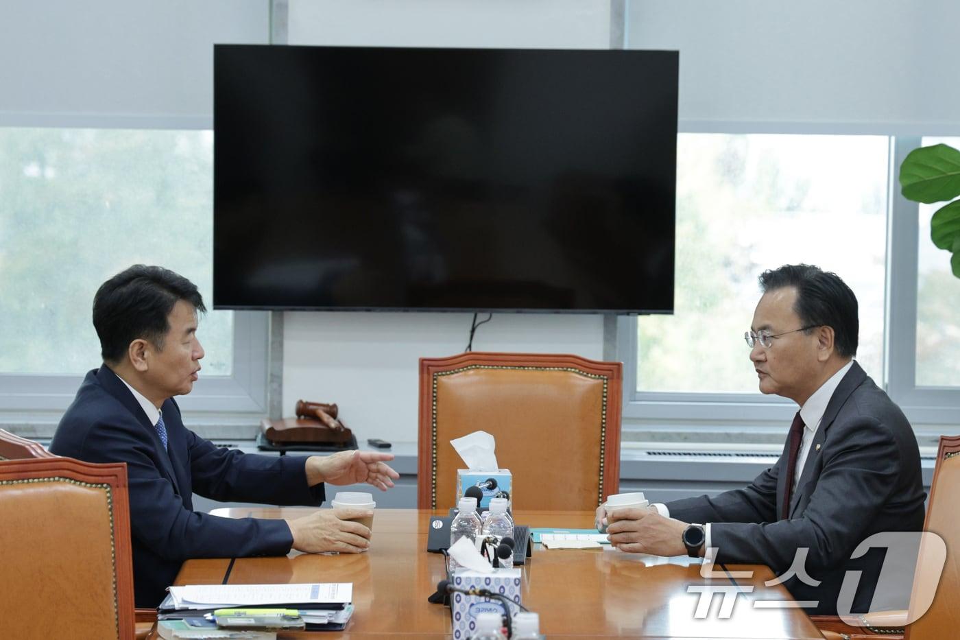 문진석 더불어민주당 원내수석(왼쪽)과 유상범 국민의힘 원내수석이 28일 서울 여의도 국회에서 여야 원내수석 회동을 하고 있다. 2025.10.28/뉴스1 ⓒ News1 신웅수 기자