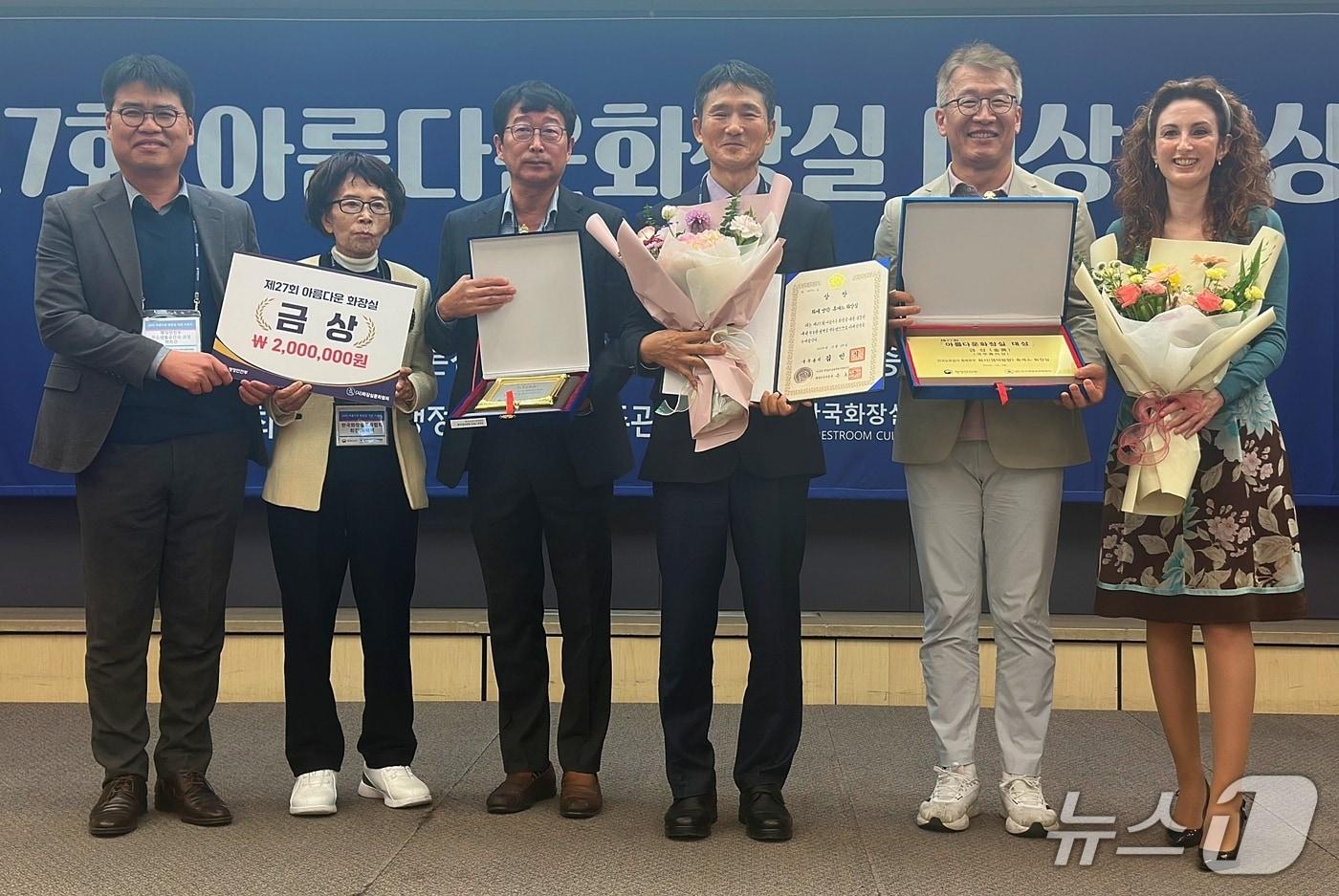 행정안전부와 한국화장실문화협회가 공동 주최한 27회 아름다운 화장실 대상 공모전에서 한국도로공사 충북본부 화서&#40;영덕&#41;휴게소가 국무총리상&#40;금상&#41;을 수상했다.&#40;한국도로공사 충북본부 제공, 재판매 및 DB금지&#41;/뉴스1