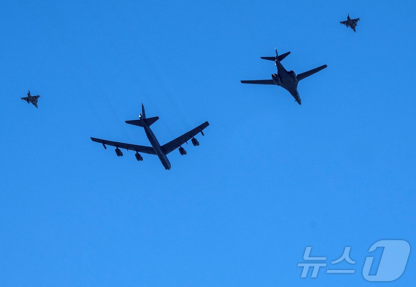 B-1B 랜서 전략폭격기와 B-52 스트래토포트리스가 2024년 3월 6일 스웨덴 스톡홀름 상공을 지나고 있다. 이날 스웨덴군은 미국 폭격기 태스크포스와 합동 훈련을 실시했다. (자료사진) 2024.3.6 ⓒ 로이터=뉴스1 ⓒ News1 강민경 기자