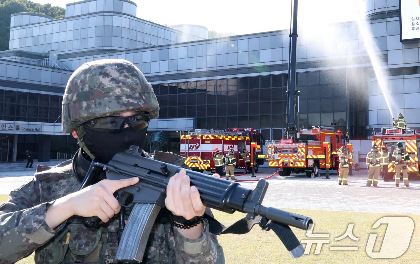 본문 이미지 - 28일 대전 유성구 국립중앙과학관에서 ‘2025 재난대응 안전한국훈련’을 실시하고 있다. 이번 훈련은 재난 발생 시 신속한 대응과 기관 간 협력 체계 강화를 위해 마련됐으며, 유성소방서·유성경찰서 등 18개 기관 등 200여 명이 참여했다. 2025.10.28/뉴스1 ⓒ News1 김기태 기자
