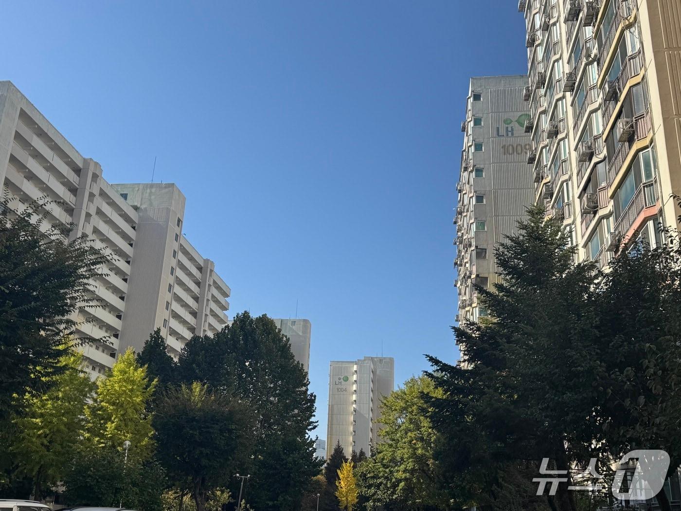 본문 이미지 - 28일 상계주공10단지 전경. 2025.10.28/ 뉴스1 ⓒ News1 윤주현 기자