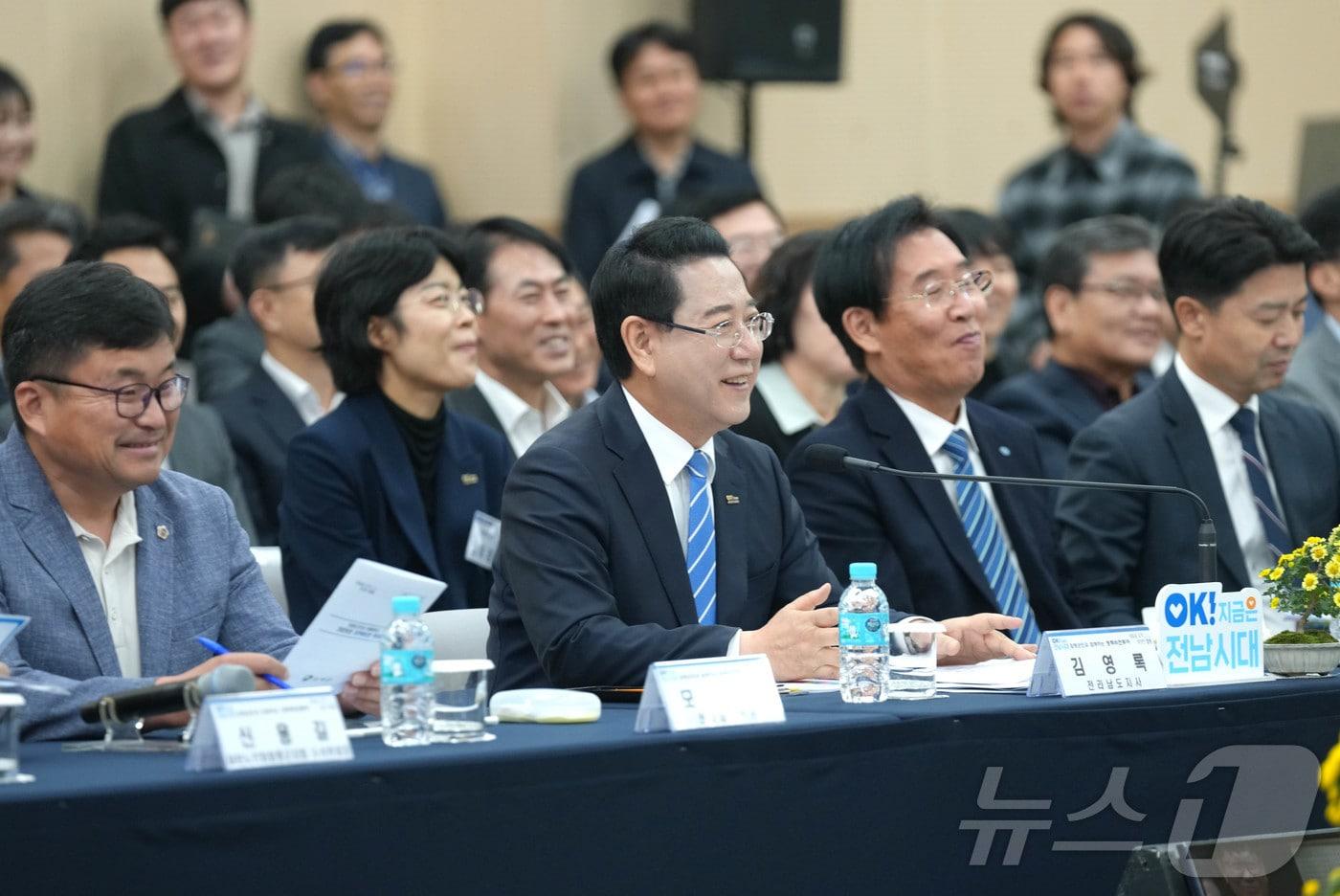 김영록 전라남도지사가 28일 함평 어울림커뮤니티센터에서 열린 ‘함평군 정책비전 투어’행사에 참석해 인사말을 하고 있다. &#40;쩐남도 제공. 재판매 및 DB금지&#41;2025.10.28/뉴스1 