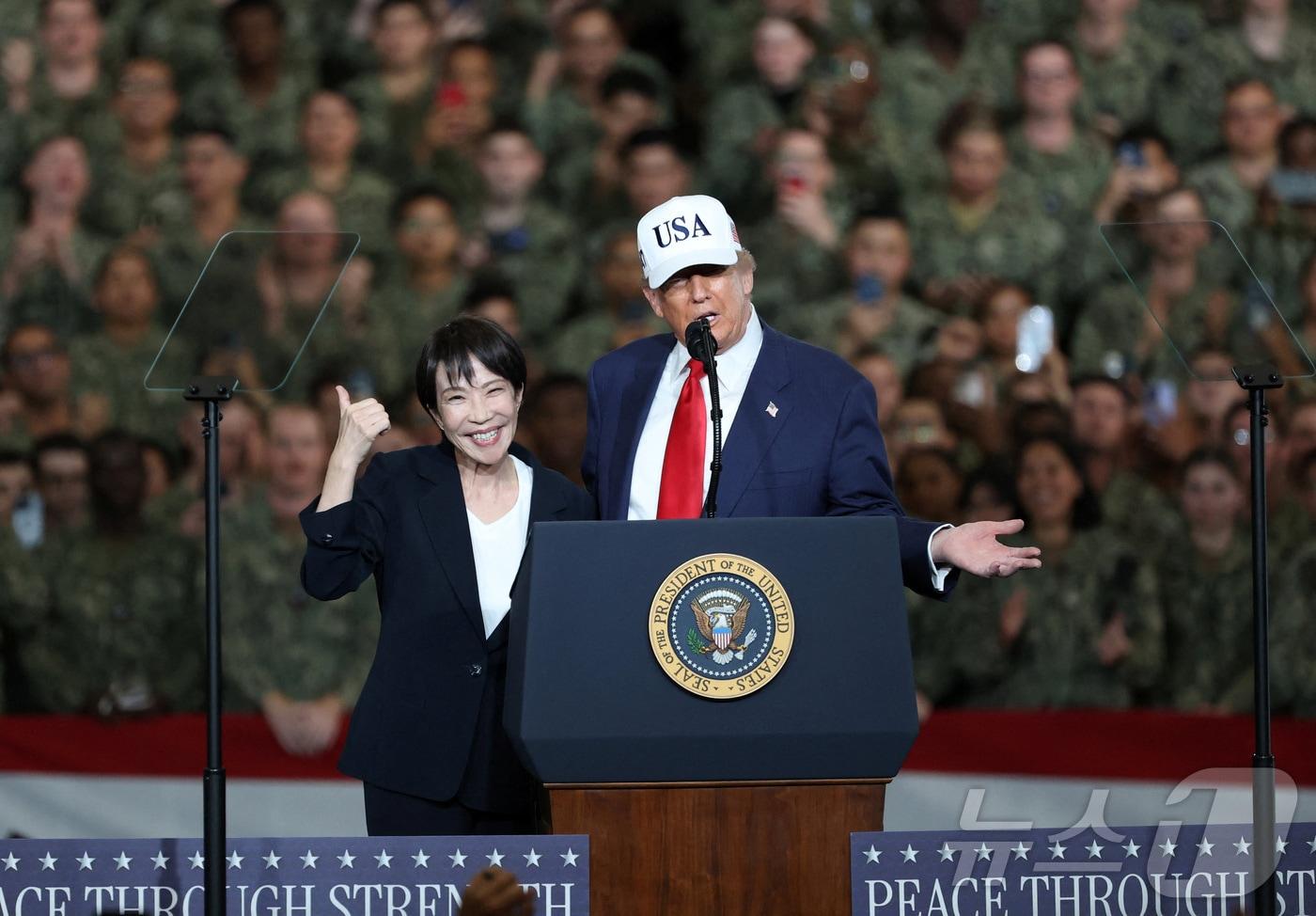 도널드 트럼프 미국 대통령이 28일 일본 가나가와현 요코스카에 있는 미 해군 기지를 방문해 미 항공모함 조지워싱턴 함상에서 군 장병들을 대상으로 연설했다. 다카이치 사나에 일본 총리는 미 항모를 함께 시찰했다. 2025.10.28 ⓒ 로이터=뉴스1 ⓒ News1 최종일 선임기자