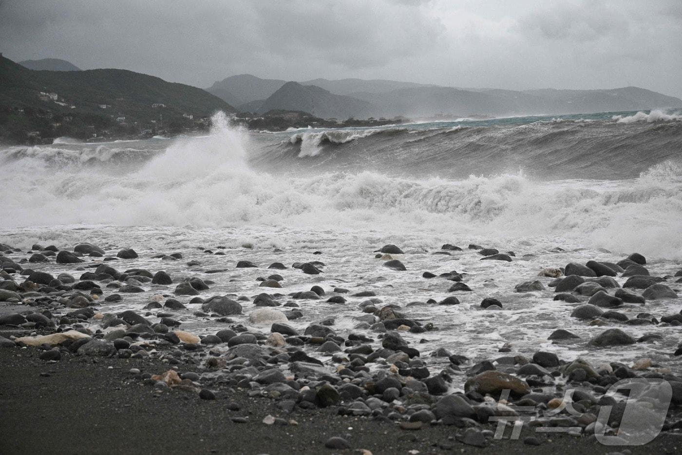 27일(현지시간) 허리케인 멜리사 상륙을 앞둔 자메이카의 수도 킹스턴 해변에 파도가 몰아치고 있다. 2025.10.27. ⓒ AFP=뉴스1 ⓒ News1 이정환 기자