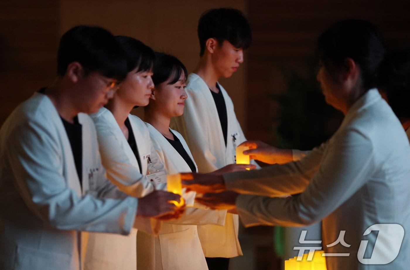 본문 이미지 - 28일 경기 수원시 영통구 아주대학교에서 열린 제27회 나이팅게일 선서식에서 내년 임상실습을 앞둔 간호대학 2학년 학생들이 촛불의식을 하고 있다.(사진은 기사 내용과 무관함) / ⓒ 뉴스1 김영운 기자