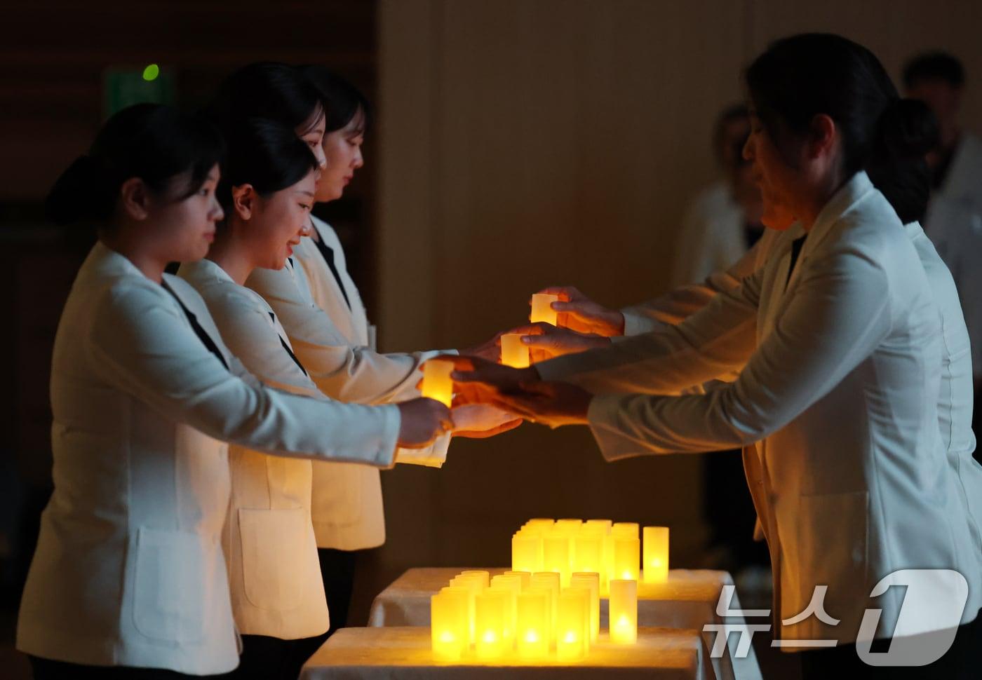 본문 이미지 - 지난해 10월 경기 수원시 영통구 아주대학교에서 열린 제27회 나이팅게일 선서식에서 내년 임상실습을 앞둔 간호대학 2학년 학생들이 촛불의식을 하고 있다. ⓒ 뉴스1 김영운 기자